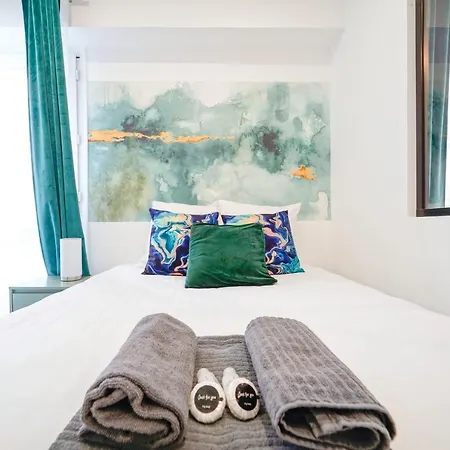 Design In Center 8th Neighborhood Apartment